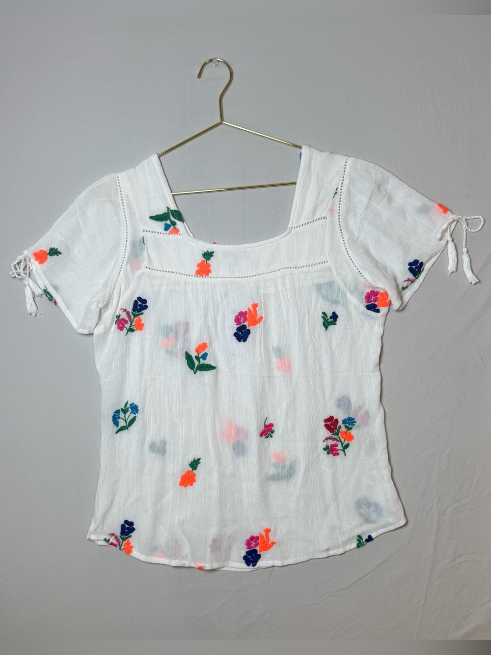 Magazine White Floral Embroidered Peasant Top Size Medium 100% Cotton NWT